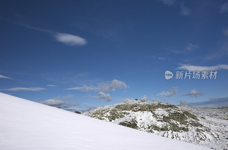 冰川和Jotunheimen部分被积雪覆盖的山脉