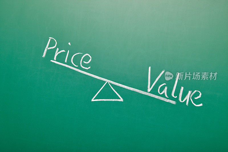价格价值平衡在黑板上