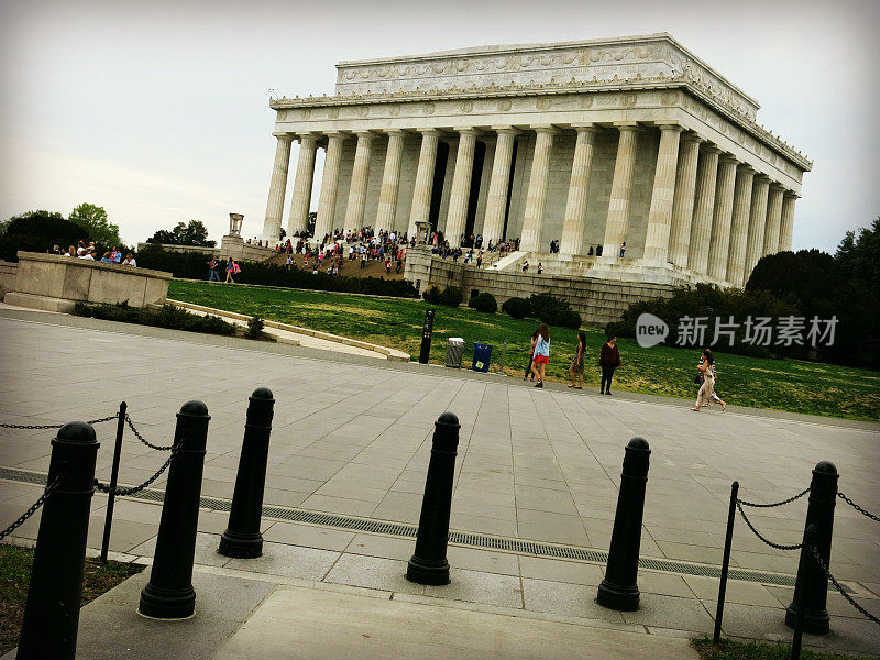 林肯纪念堂的游客，从街道人行横道观看，华盛顿特区