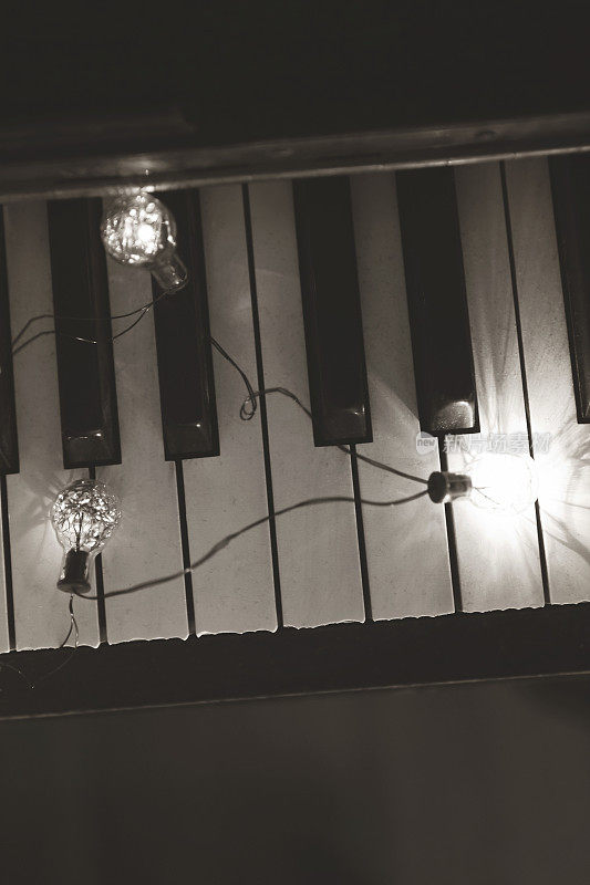 钢琴和灯