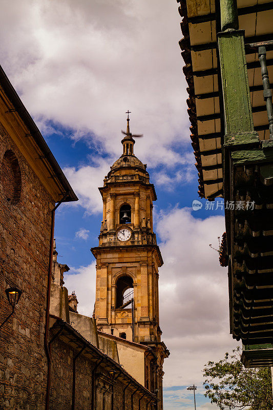 哥伦比亚波哥大:仰望广场上的Primada大教堂钟楼Bolívar