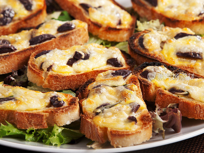 意式烤面包配橄榄和马苏里拉奶酪