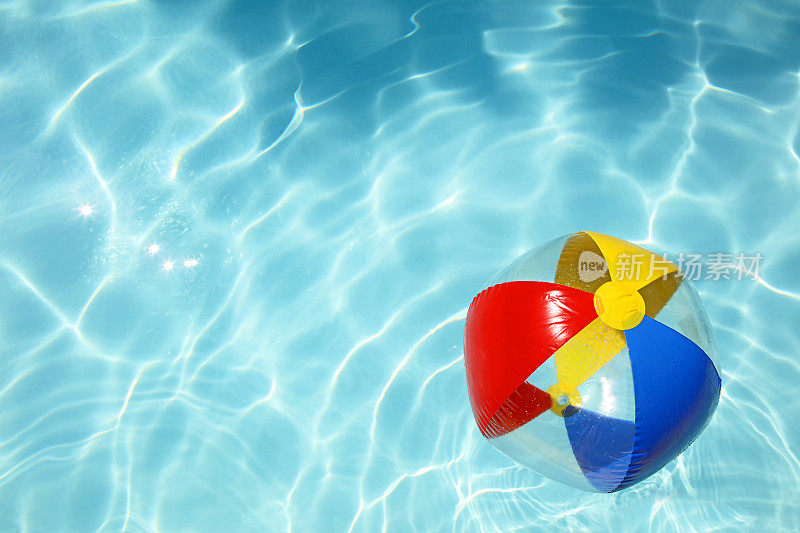 彩色沙滩球浮在水上游泳池