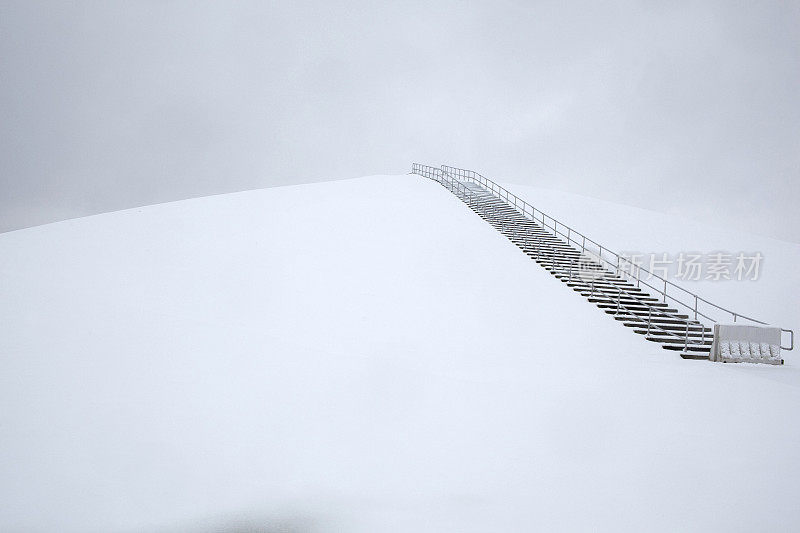 有楼梯的雪山