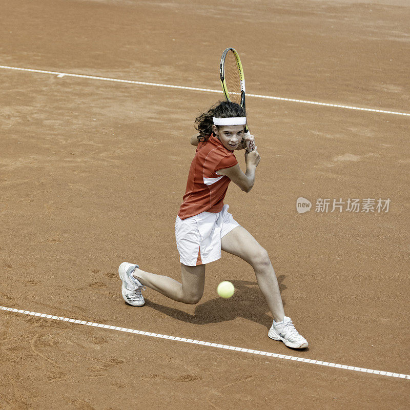 年轻的网球运动员在比赛中