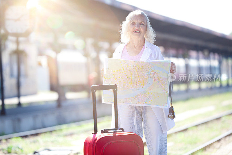 旅行系列:老年妇女乘火车旅行