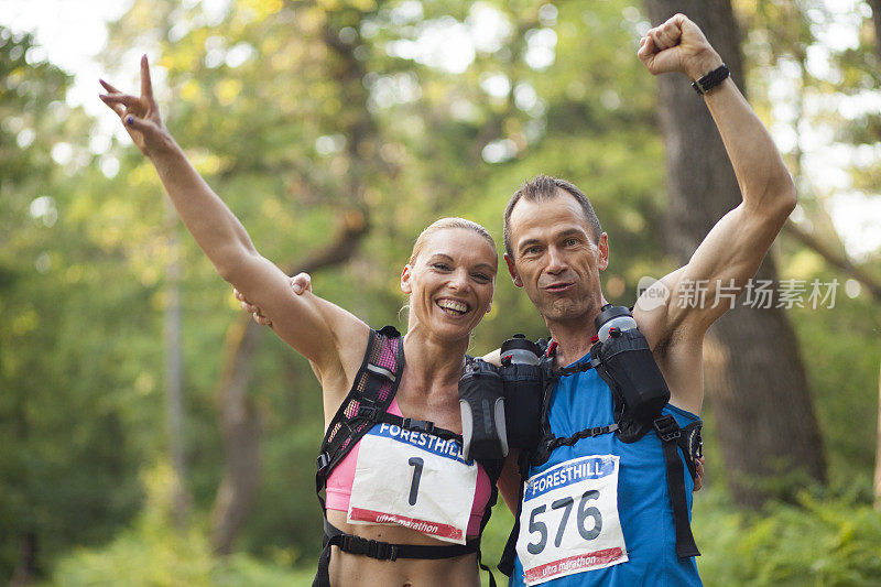 男人和女人在超级马拉松比赛训练的肖像