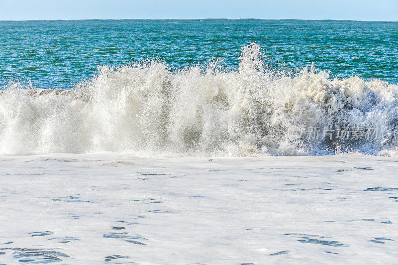 海浪冲击着海滩