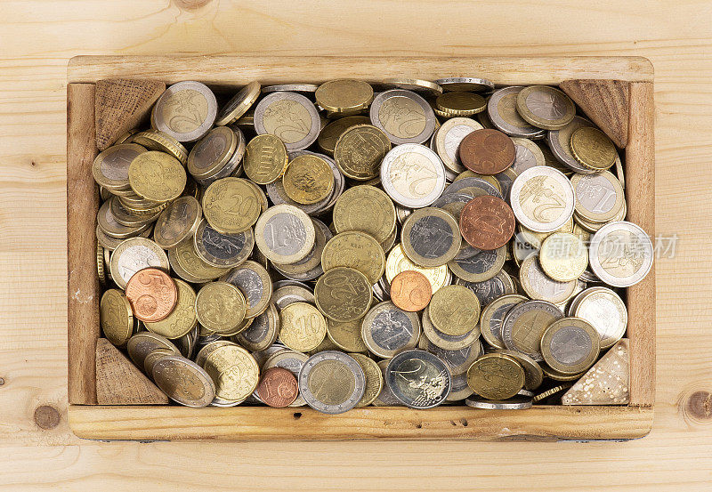 木质容器中的欧元硬币堆