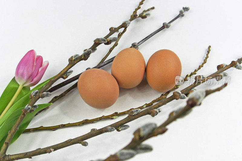 简单的复活节安排3个鸡蛋