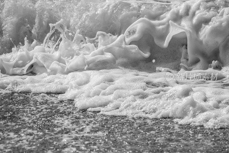 黑色和白色的泡沫海浪