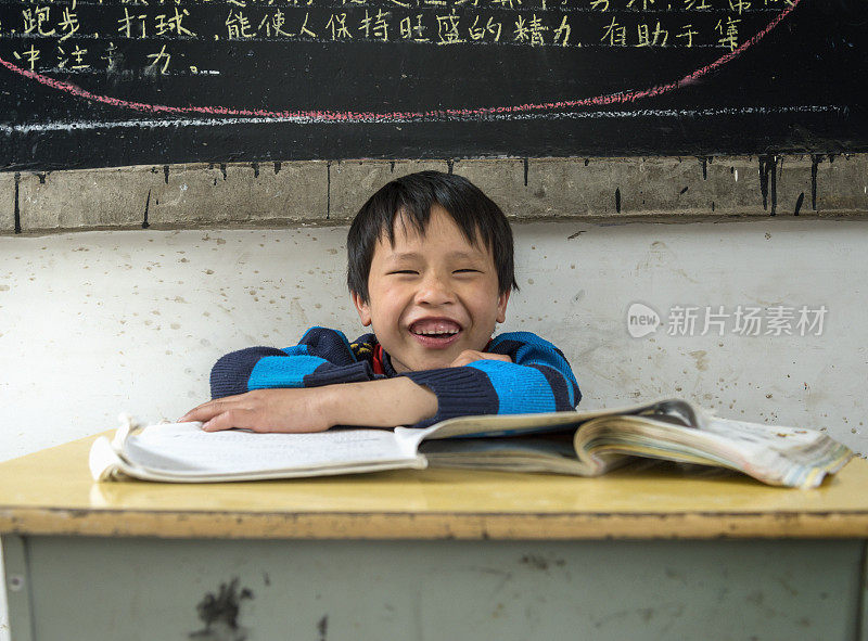 中国男孩，笑着，双臂交叉