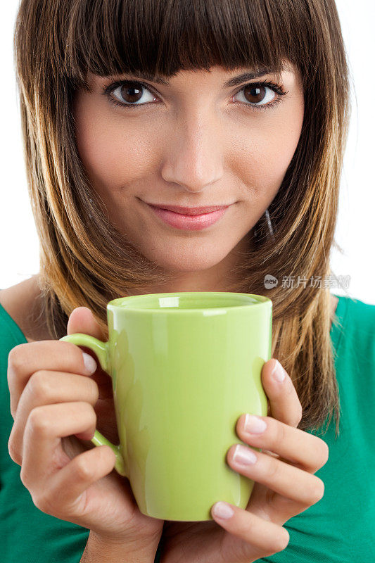 年轻女子正在喝咖啡休息