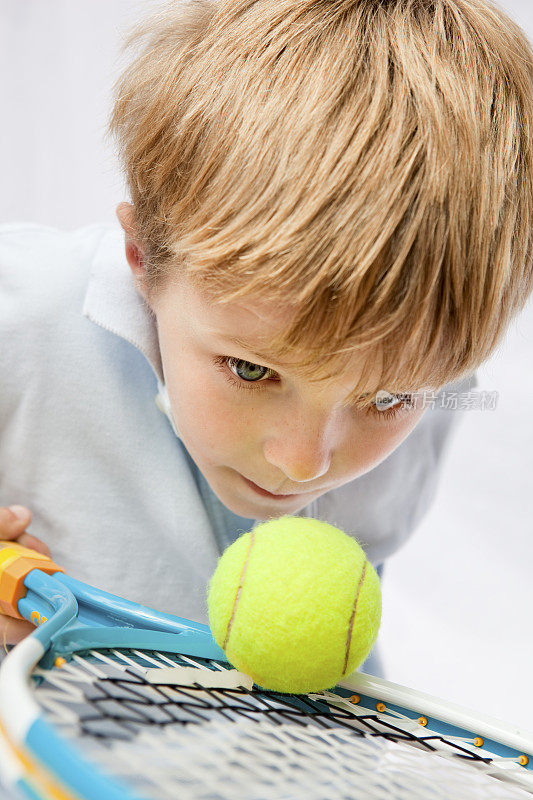 有魅力的年轻网球运动员，眼睛盯着球