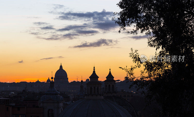 意大利罗马，落日时分教堂圆屋顶的城市景观