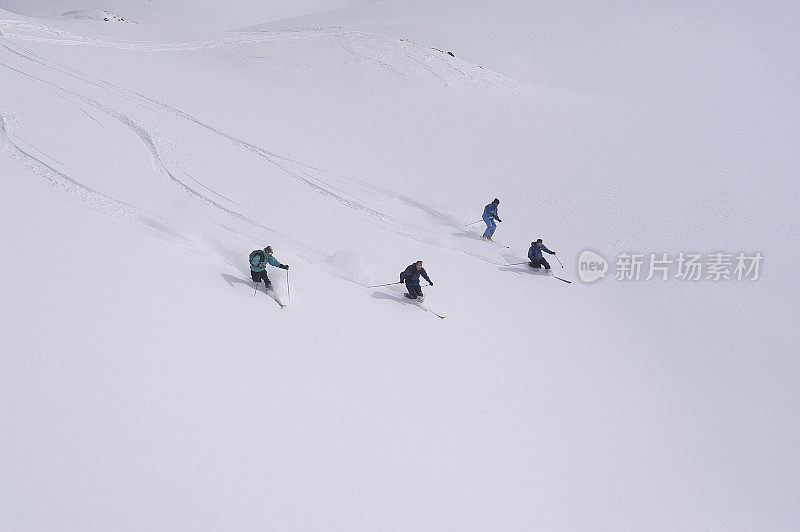 一群人在粉雪中