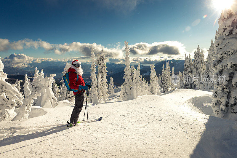 圣诞老人去滑雪