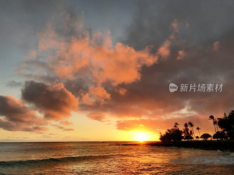 考艾岛波伊普海滩上的夏威夷日落