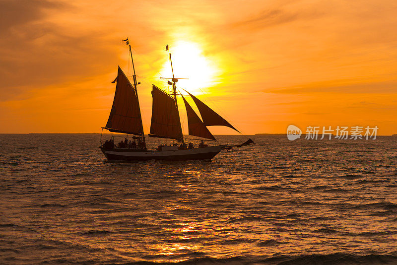 西礁岛上的日落游船游客