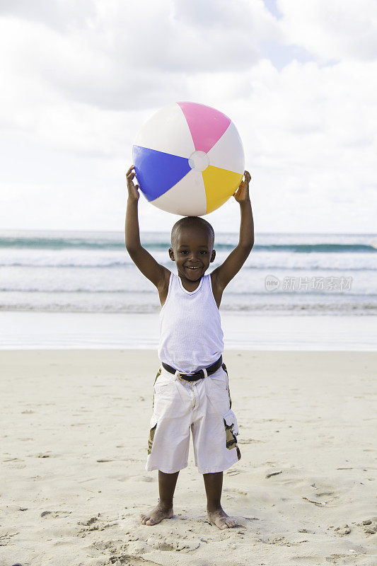 非洲小孩在海滩上抓一个沙滩球