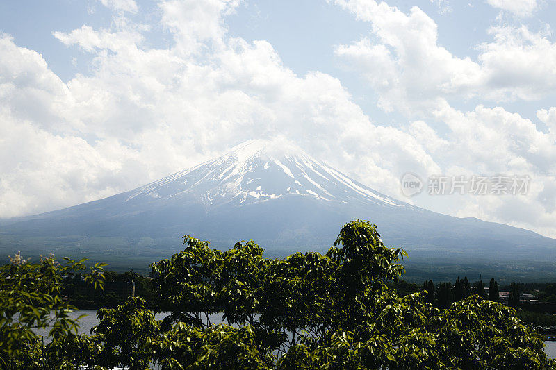 白雪皑皑的富士山，云景，白天