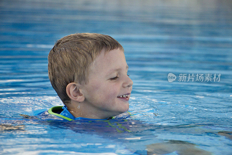 学游泳的男孩