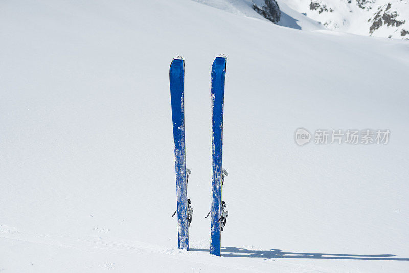 雪板插在雪地里