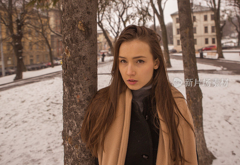 年轻的乌克兰女孩在乌克兰利沃夫公园等待