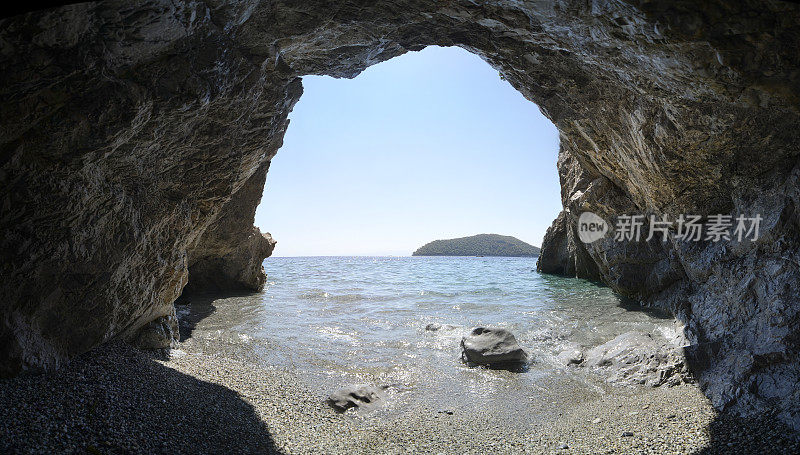 海滩上的神秘洞穴