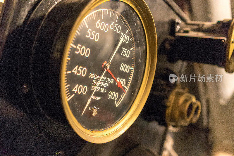 老式蒸汽温度和压力计