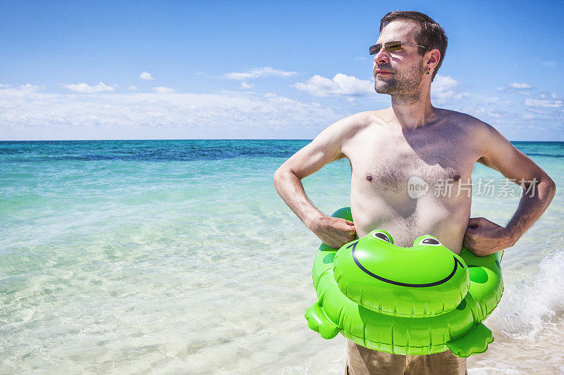 在巴哈马群岛海滩度假的男人