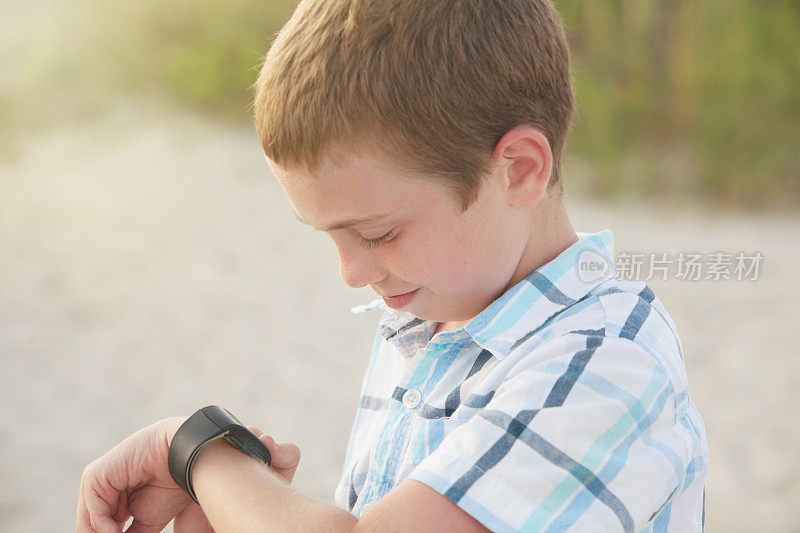 男孩用智能手表