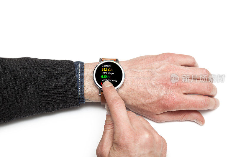 智能手表在手腕上，屏幕上显示日常健康监测