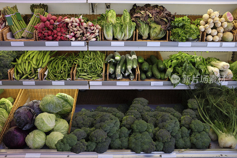 超市里的有机水果和蔬菜