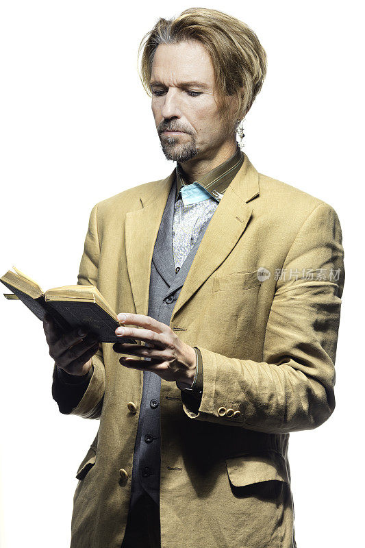 时尚男士在四十多岁读圣经