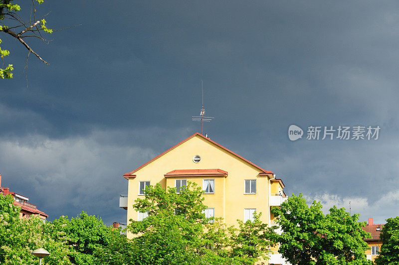 房屋和晚间雷雨