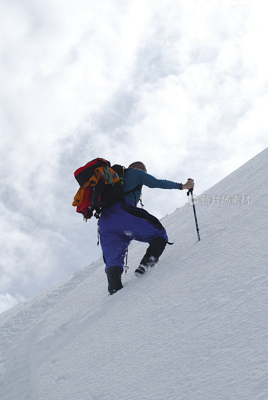 一个登山者独自冲向顶峰