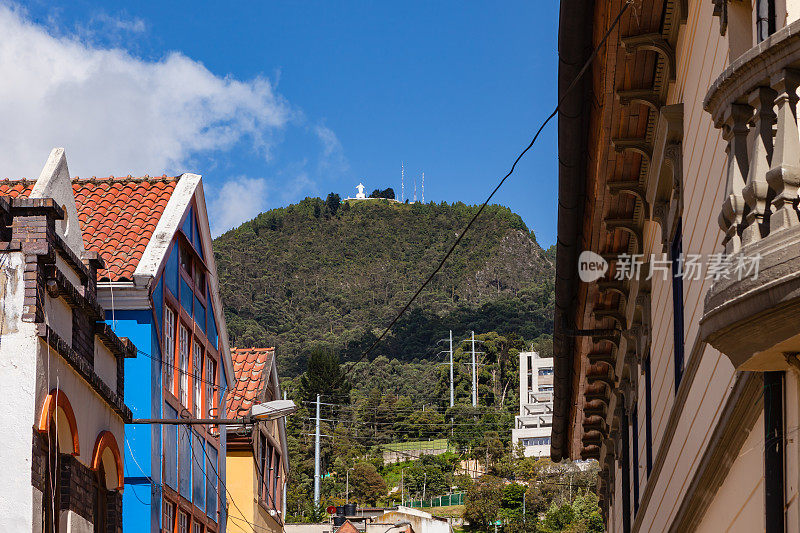 Bogotá，哥伦比亚——从首都历史悠久的坎德拉里亚区向上看瓜达卢佩的安第斯峰