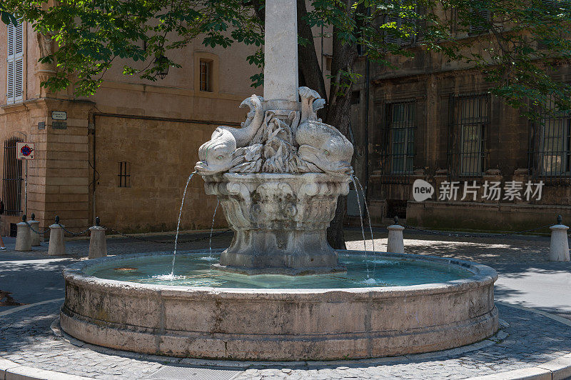 普罗旺斯艾克斯的海豚广场的中世纪饮水喷泉