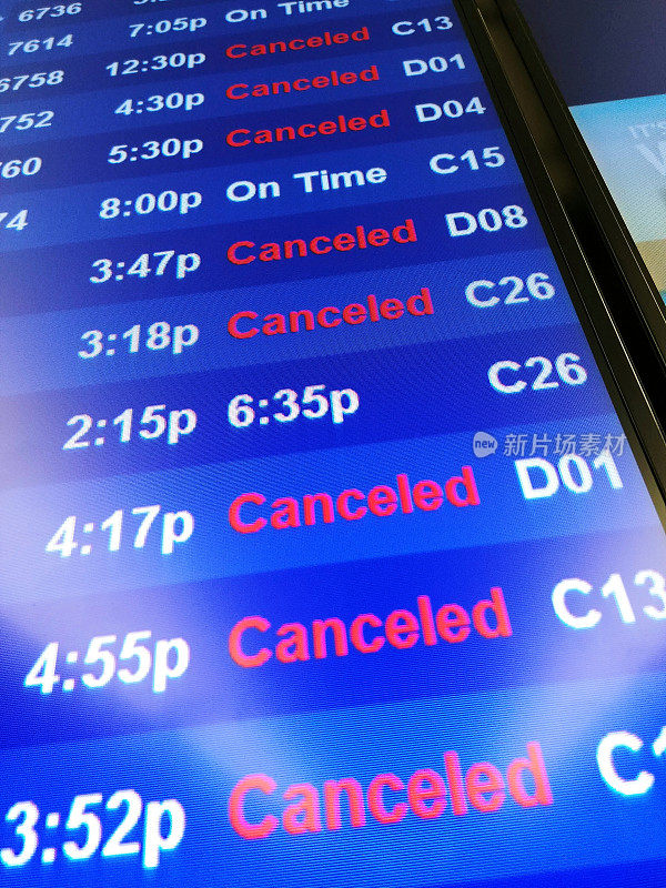 机场取消牌红色取消航班恶劣天气