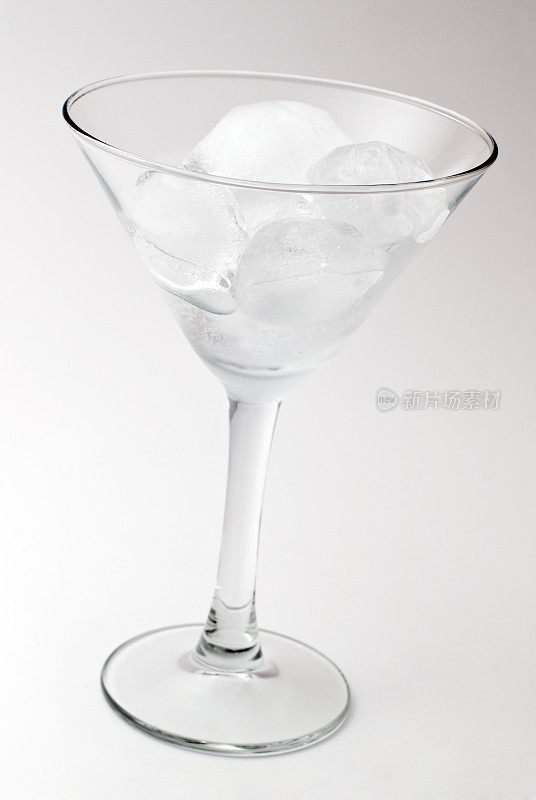 玛蒂娜玻璃杯里的冰块