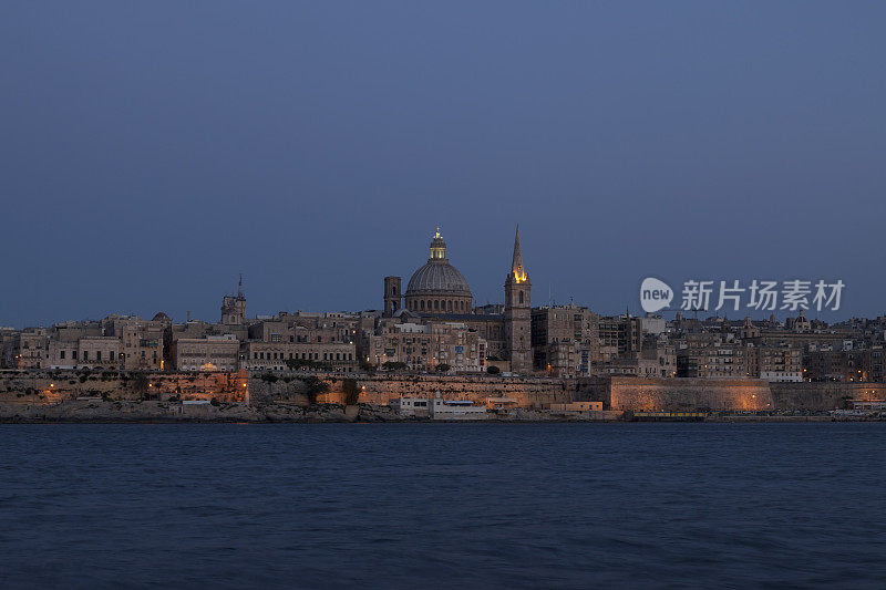 拉瓦莱塔的夜晚从海上-马耳他的首都