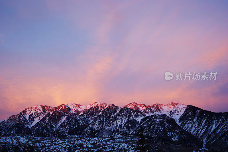 雪山景观和日落天空