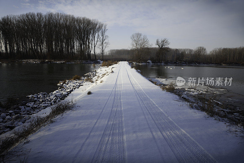 穿越湖面的雪路