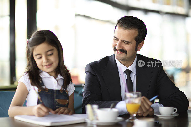 父亲和女儿在咖啡馆