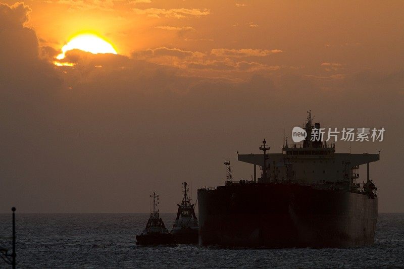 油轮在日落时分出发驶向深海