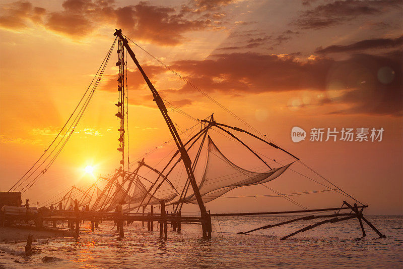 日落时的中国渔网。高知县,喀拉拉邦,印度