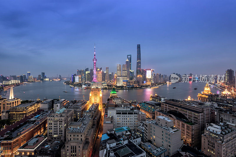晚上的上海天际线和城市景观