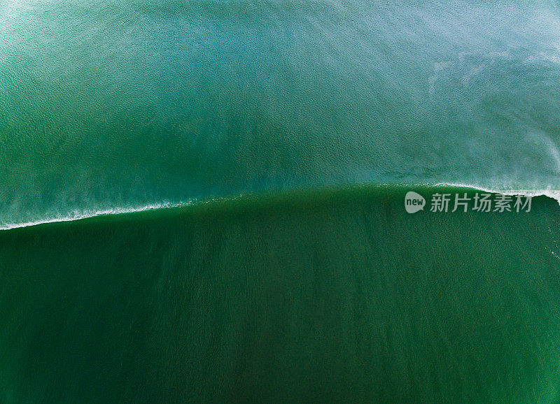 海浪粉碎海岸的鸟瞰图。