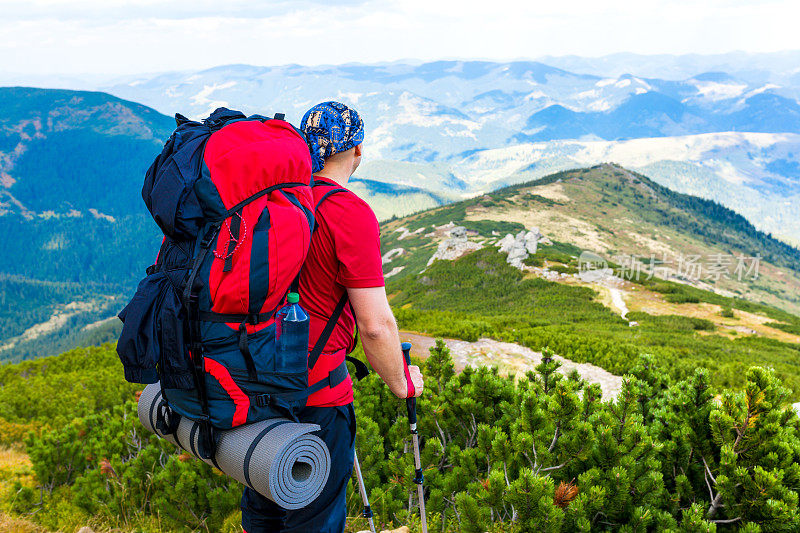 徒步旅行者在山